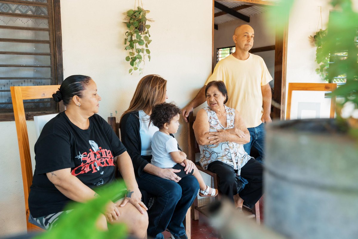 CarolinaMejiaG's tweet photo. En Jarabacoa tuve la oportunidad de compartir con doña Aurelia y parte de su familia. Conversamos, me contó sobre su salud (me recordó a mi abuela) y junto a su hijo y nieta, disfrutamos de su hermosa biznieta.   Esa pequeñita los hace sentir tan felices, que ese cariño hizo de esta visita un momento muy especial.

Gracias por abrirme las puertas de su hogar y regalarme un rato tan bonito.