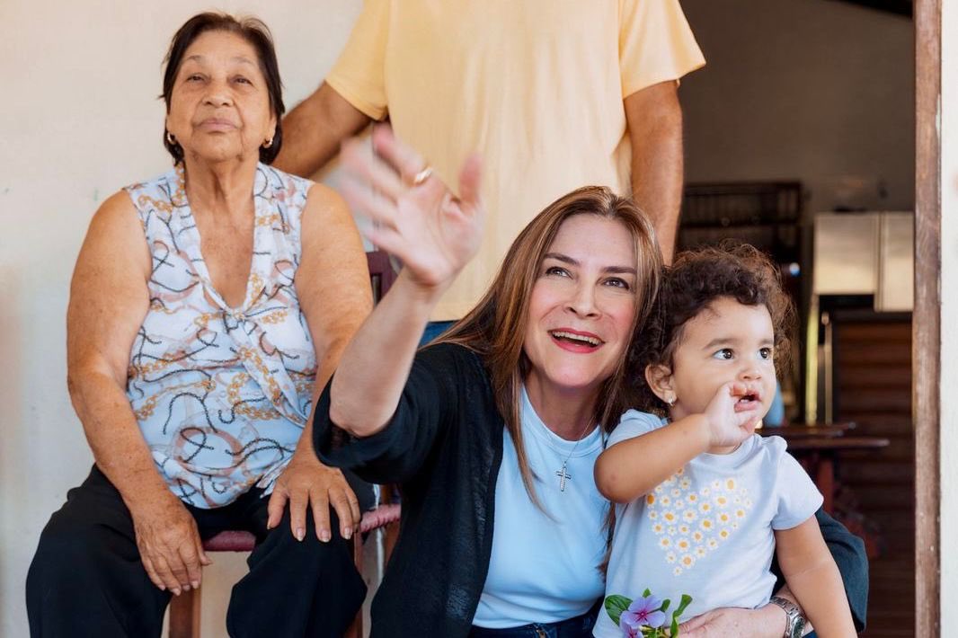 CarolinaMejiaG's tweet photo. En Jarabacoa tuve la oportunidad de compartir con doña Aurelia y parte de su familia. Conversamos, me contó sobre su salud (me recordó a mi abuela) y junto a su hijo y nieta, disfrutamos de su hermosa biznieta.   Esa pequeñita los hace sentir tan felices, que ese cariño hizo de esta visita un momento muy especial.

Gracias por abrirme las puertas de su hogar y regalarme un rato tan bonito.