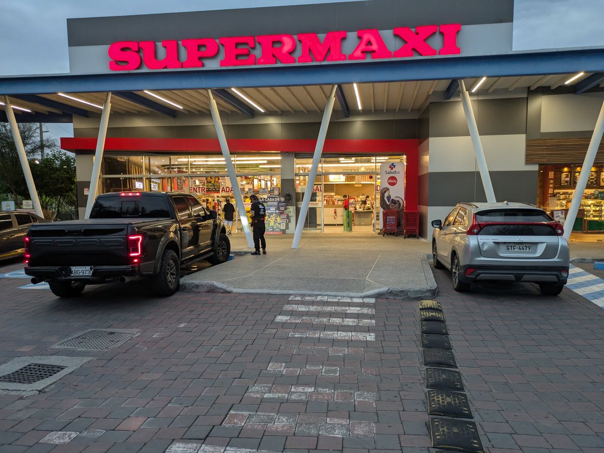 andufo's tweet photo. @ATMGuayaquil por favor atender. Carros sin permiso ocupando los puestos de personas con discapacidad en Supermaxi Vía a la Costa. @SupermaxiEcu https://t.co/6hN9vKgGhy