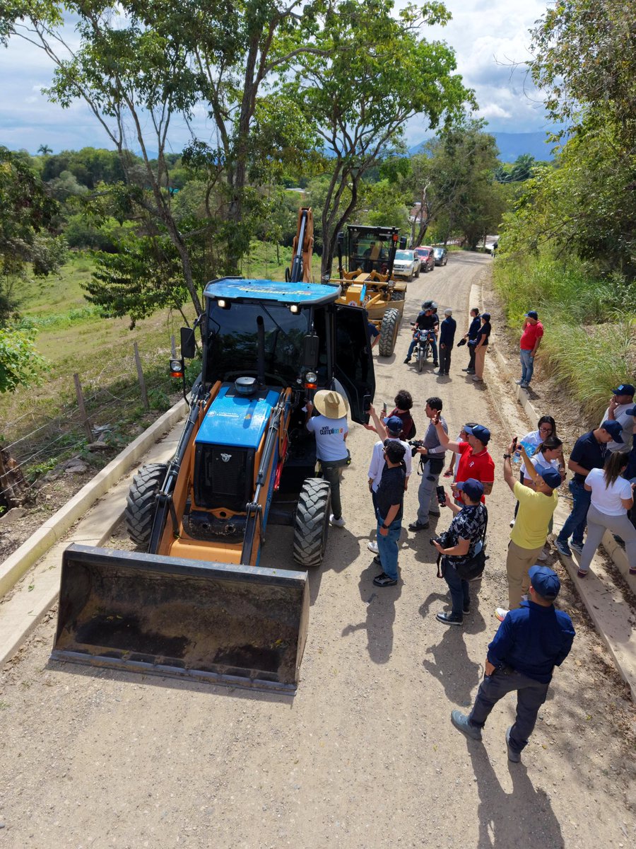 Nueva motoniveladora y retroexcavadora tiene hoy el municipio de #Ricaurte. Con una inversión superior a los $1.600 millones, adquirimos esta maquinaria en cofinanciación con la Alcaldía Municipal y el Instituto de Caminos y Construcciones de Cundinamarca <a href="/ICCUGOB/">Instituto de Caminos y Construcciones de Cun/marca</a>.

Las