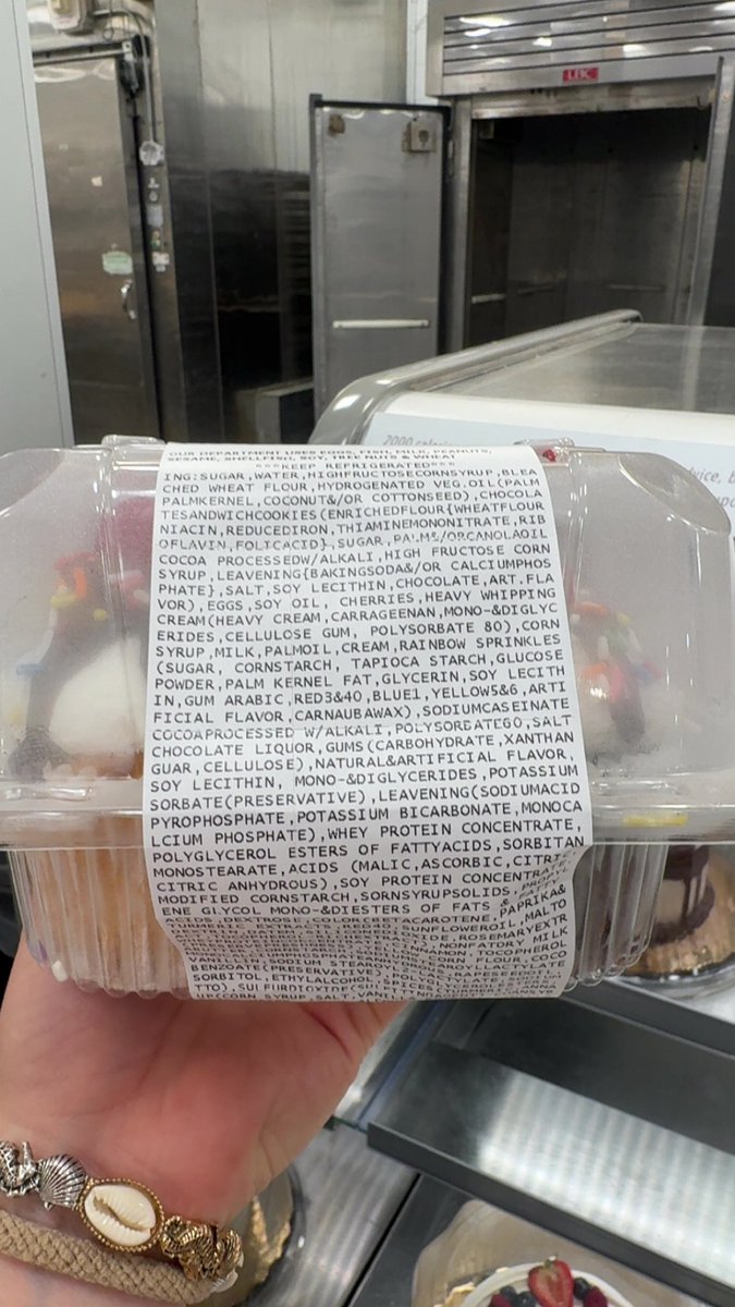 simpmastaflexx's tweet photo. publix cupcakes taste so good before you’re tasting the flavor of 600 ingredients https://t.co/Frpa9daVRV