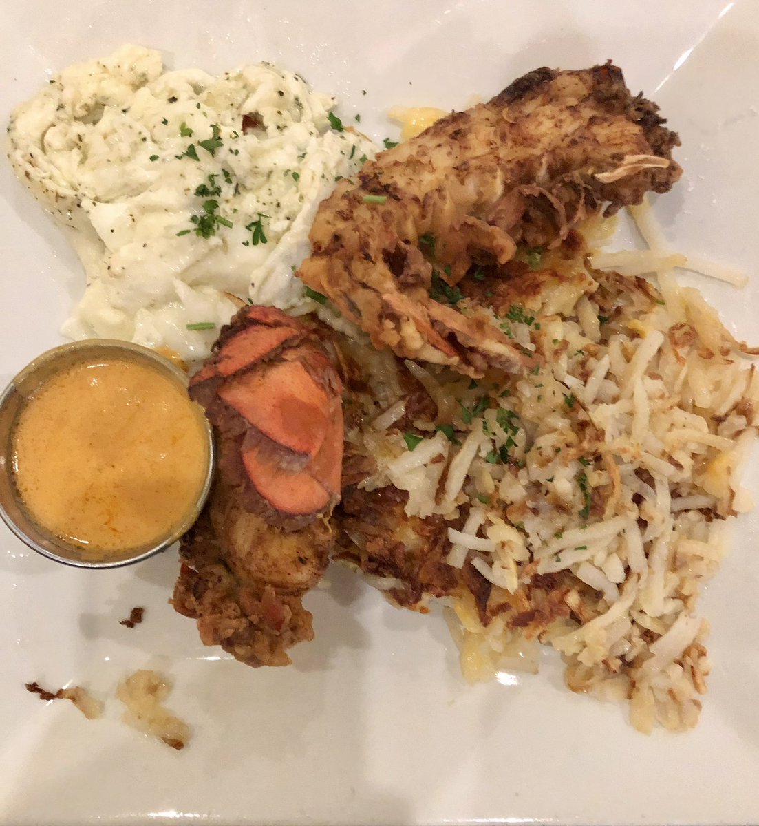 FNULNU1's tweet image. He came out to greet us during the meal! This was during my #vegetarian years.   I let my younger cousin order the lobster.  He had a blast! 😂😂😂