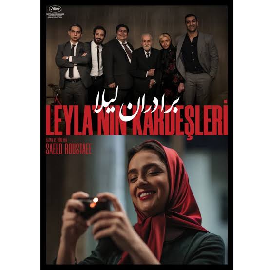 Alkindus7's tweet photo. Leyla ve Kardeşleri filmi, yoksulluğun insan onurunu nasıl zedelediğini ve aile bağlarının ekonomik krizler altında nasıl çatırdadığını anlatan epik bir trajedidir. Filmin verdiği en güçlü mesaj: Yoksulluk ve yoksulluğun doğurduğu özgüvensizlik, salak gibi görünmeye neden oluyor. https://t.co/eAIV7INflM
