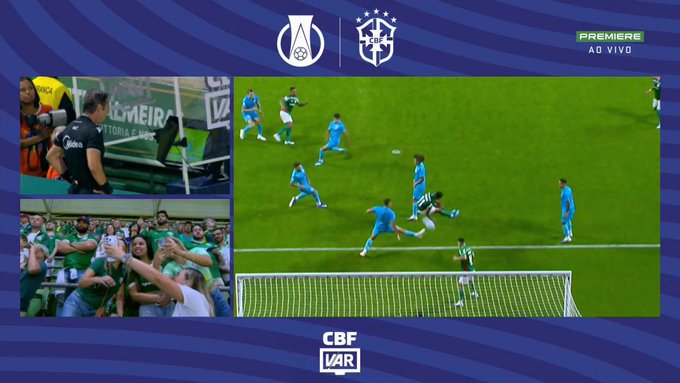 liberta___depre's tweet image. VAR chamou, árbitro foi ao monitor e marcou toque de mão de Arias após chute do Allan e anulou o gol do Palmeiras.

📷Premiere
