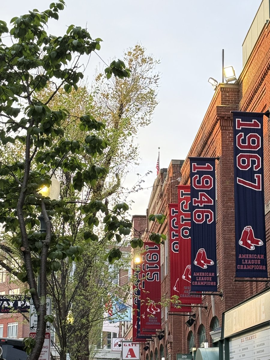 rockmeannadeus's tweet photo. the nice thing about going to fenway even when the sox lose is that it's the most beautiful place on earth, so https://t.co/PAy3oou7rF