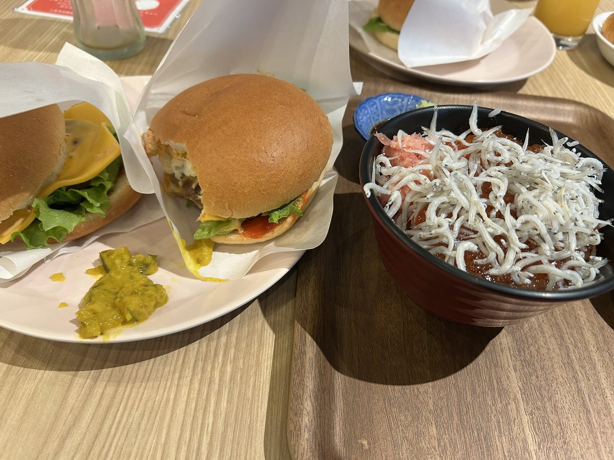 IXA54050556's tweet photo. 常陸牛100%ビーフバーガーと丼の半分以上いくら盛り丼誰にもあげない https://t.co/spc8NkZJh6