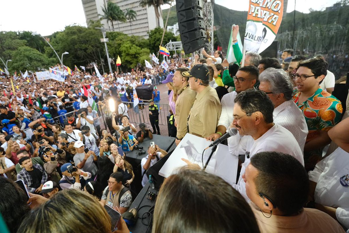 MiguelGrisalesS's tweet image. @IvanCepedaCast recibió el calor de una ciudad que sabe que este 31 de mayo la historia se escribe con valentía. Nos llevamos la fuerza Cali y la alegría de su gente para seguir recorriendo el país. 🗳️✊🏾

​¡#Cali, gracias por ser el motor de esta transformación!