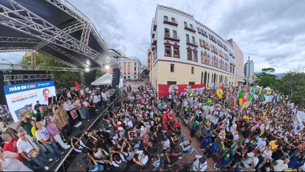 MiguelGrisalesS's tweet image. @IvanCepedaCast recibió el calor de una ciudad que sabe que este 31 de mayo la historia se escribe con valentía. Nos llevamos la fuerza Cali y la alegría de su gente para seguir recorriendo el país. 🗳️✊🏾

​¡#Cali, gracias por ser el motor de esta transformación!