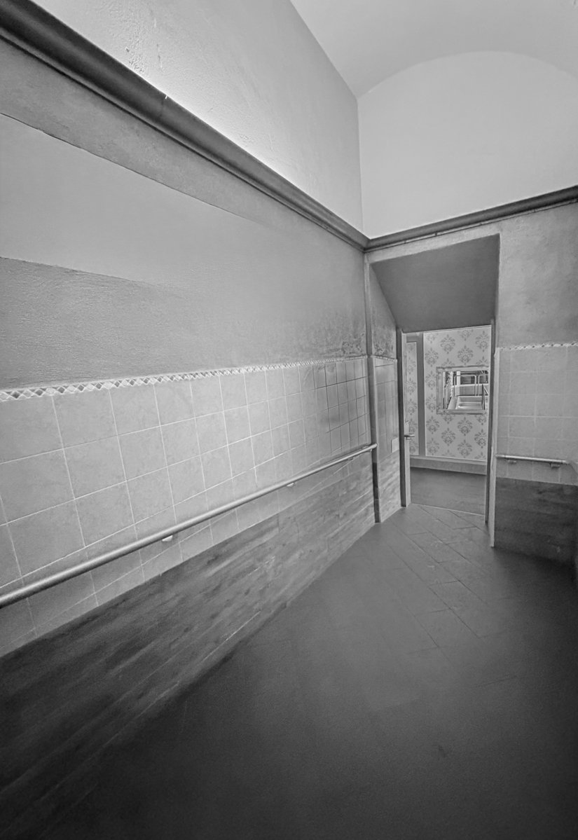 Alonein43672278's tweet image. #photography #blackandwhite #walls #decorations #door