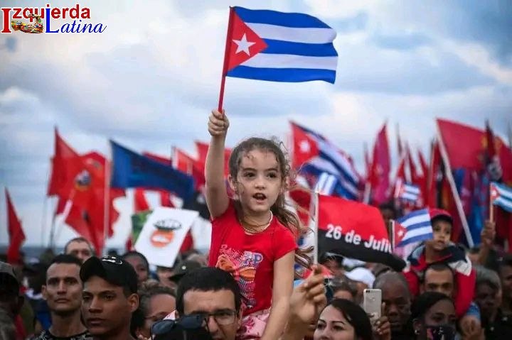 #LaPatriaSeDefiende, razón suficiente por la que este 1 de mayo nuestro heroico pueblo marchó unido, en defensa de su soberanía. Cada paso que damos, cada voz que se escucha, es para denunciar la amenaza imperial y el criminal bloqueo que nos imponen.
