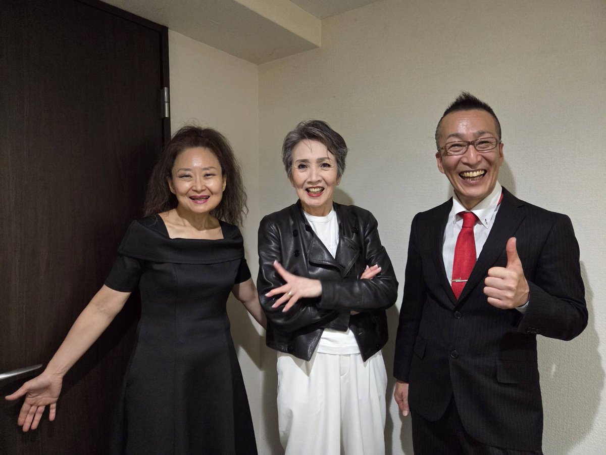tokuyiro's tweet photo. 京都は祇園JTNさんにて安奈淳さんのコンサート。
ドラム的立ち回り8割パーカッション2割という、なかなかレアな本番。
歌の世界観を際立たせられるよう、音量を極限まで絞ったり、よりシンプルなパターンにしたりと、緊張感のある本番やけど、お客さんの喜ばれている様子を見ると報われます😊 https://t.co/aPb6sd7bD7