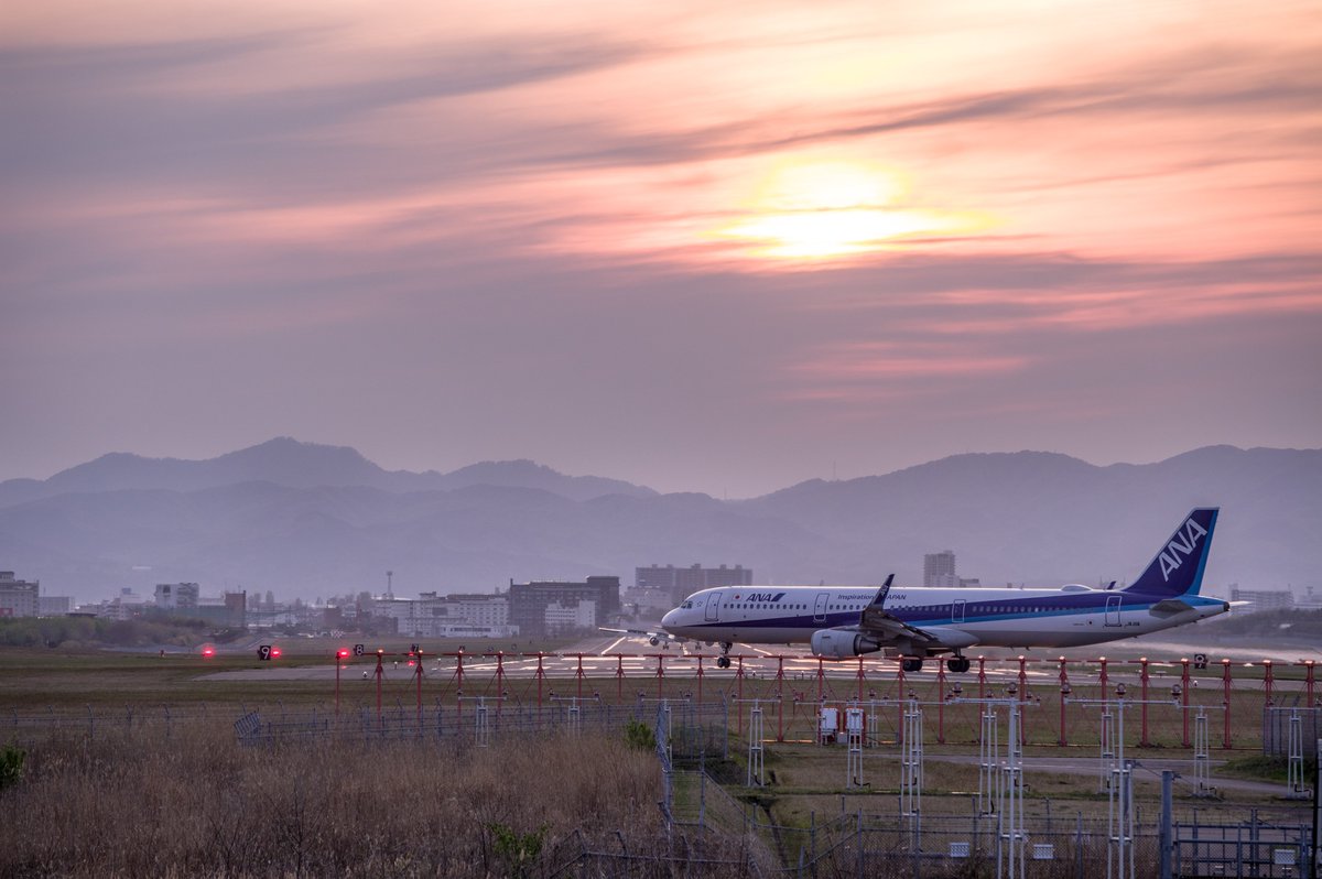 NikottoK's tweet photo. 空模様が良いとついつい通いたくなる函館空港R/W30付近。ANA1152大阪行き　　　＃函館空港 https://t.co/bbR7quMjdl