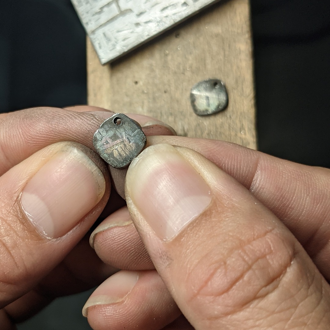 ScienceSocks's tweet image. On the bench today ⚒️ #BehindTheScenes

A pair of smol #Bennu meteorite earrings in the works 🤩

🔗 sciencesocks.co/products/small…