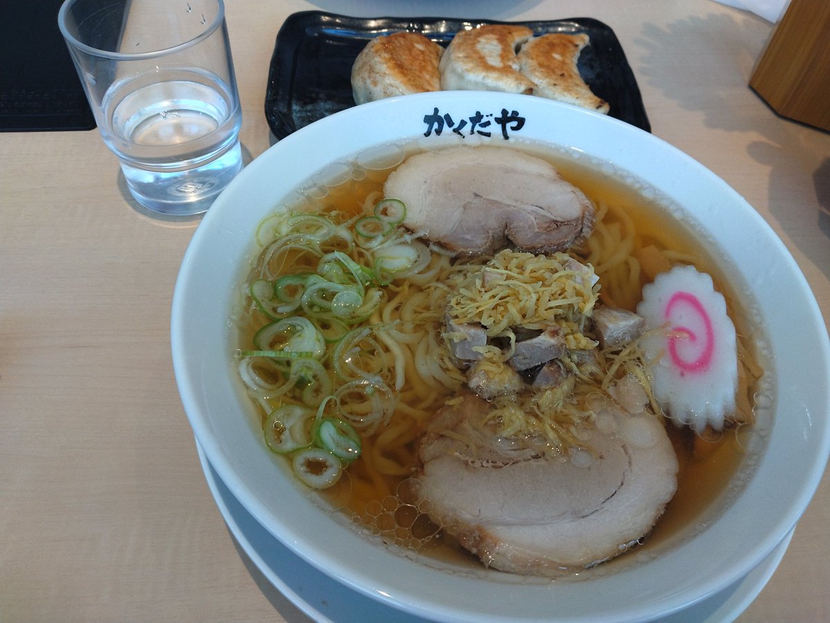 surusuru823's tweet photo. かくだや樋の口店@栃木市
しょうがラーメン+餃子3個
先週の休日は嫁に急用があり２週間ぶりのラーメン。
所用とと所用の中間のこちらで嫁と長男とランチ。
最近は食べてませんが明らかに本店より美味しくお気に入りの店。
この日も美味しく頂き大満足。
餃子も凄く好き。 https://t.co/l46A7xdtMl
