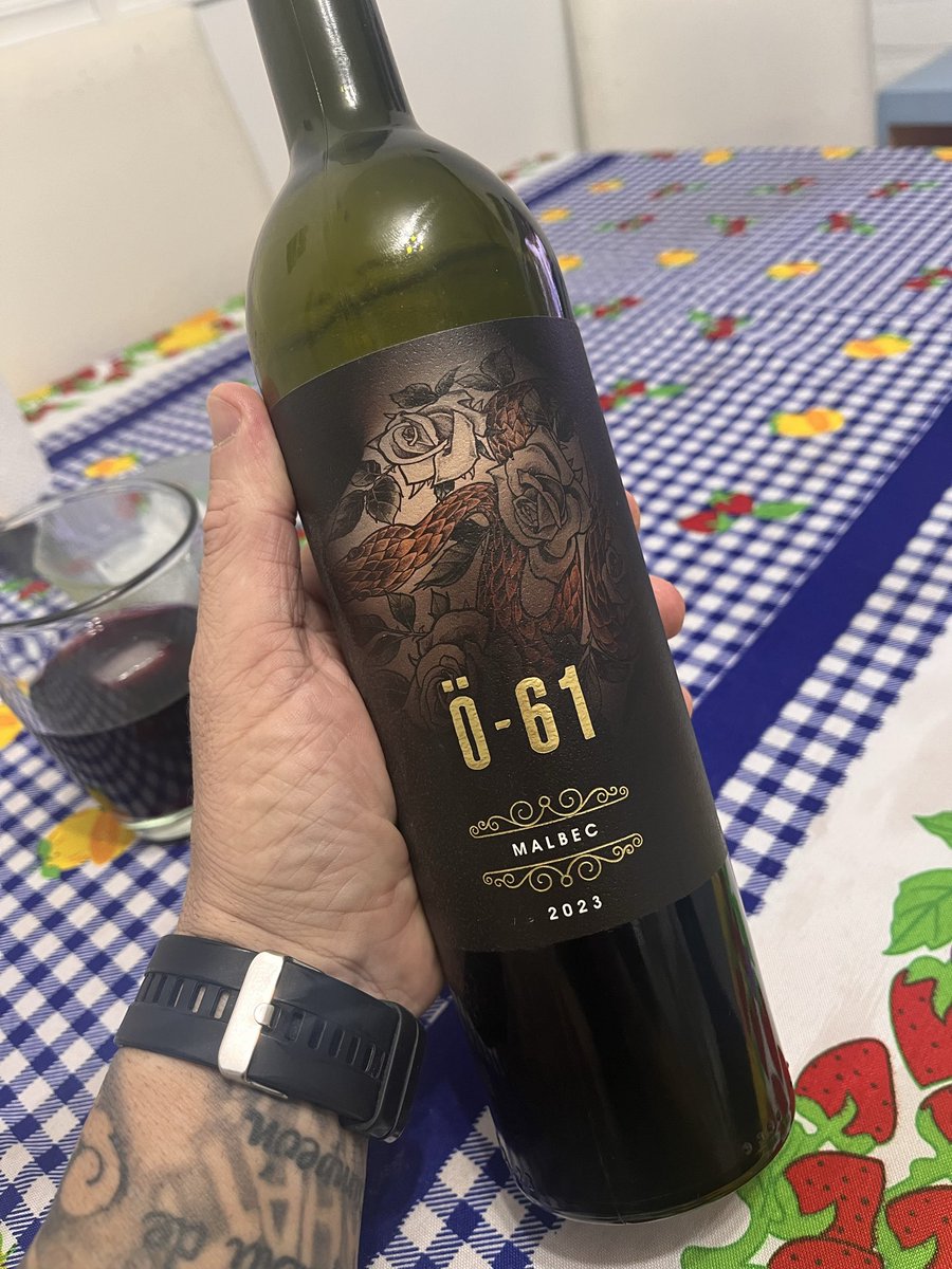 Para esperar empanadas  🥟
un tinto lindo  salu …
🍷🍷