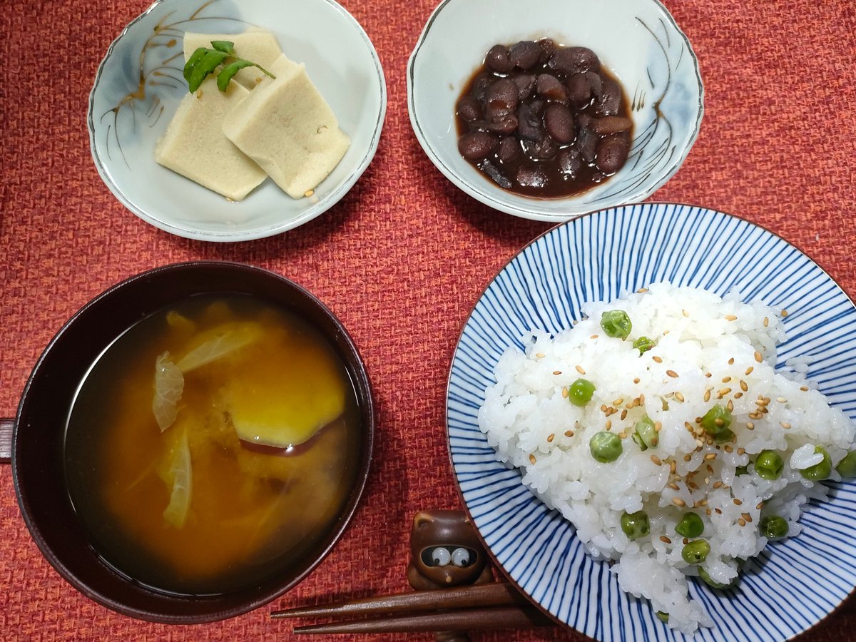 kenzanshimada's tweet image. 本日のヴィーガン朝ご飯は、高野豆腐、金時煮豆、さつまいもと白菜のムクナ豆味噌汁とえんどう豆ごはん〜🐰🍠🫛
#vegan