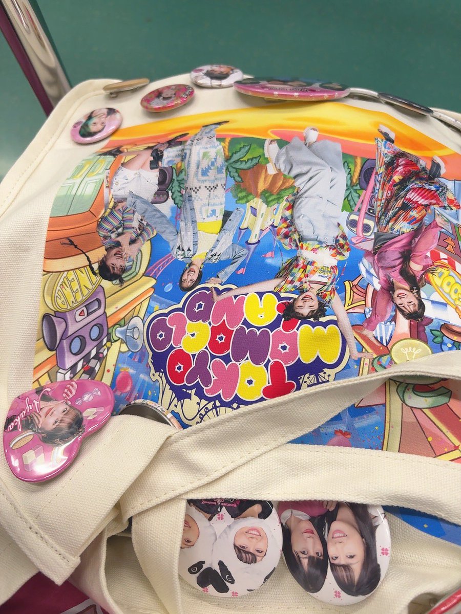 as2a_rin's tweet photo. 向かってるー！ももクロランドほんっとうに楽しみにしてた😆💖ディズニー行くよりワクワクしてるたのしみ！！！あとグッズかわいいすぎてニヤニヤ💖 https://t.co/gJI3fLpvFF
