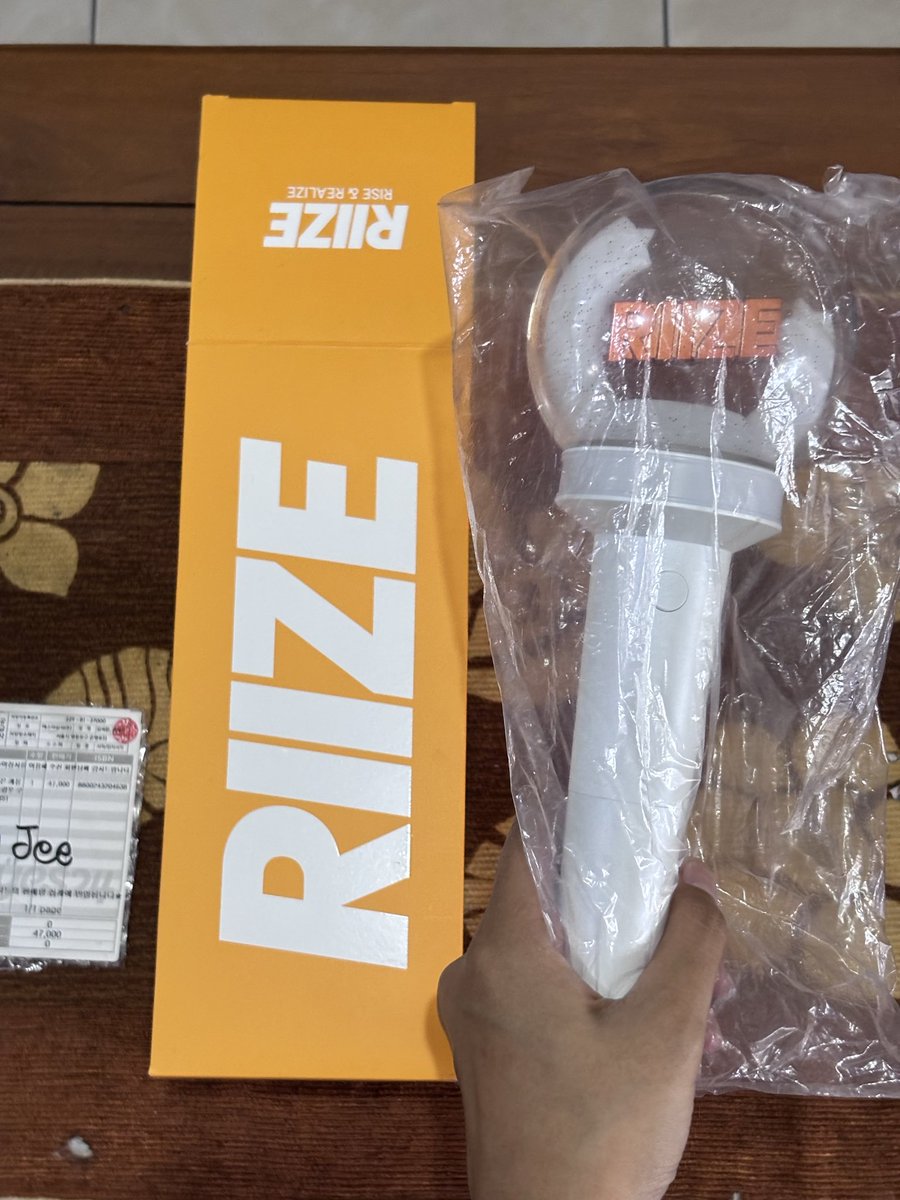 cegilthere's tweet photo. WTS LIGHTSTICK RIIZE

good condition, baru dipake 1 kali
No damage 
Ofc lightstick
Bisa CO shopee
Free dm ya yang mau nanya-nanya
📍bandung

#wts #riize #preloved https://t.co/w4fPvvXQPT