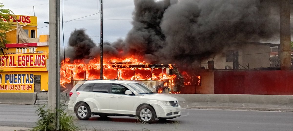 Venus_Inspired's tweet photo. @Cicmty @MtyFollow en este momento se incendió un camión de ruta urbana en avenida Diego Díaz de berlanga justo a la altura del puente peatonal en donde se encuentra el supermercado Soriana del fuego se extendió hacia la casa que está al lado en su trayectoria de Sur a Norte https://t.co/5i43CEWFuV