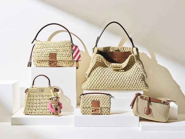 ✨稀少✨フェンディ　シェフ　がま口　ケース　ポーチ　パンチング　レザー　白 fendi 包高仿【微信10086082】
