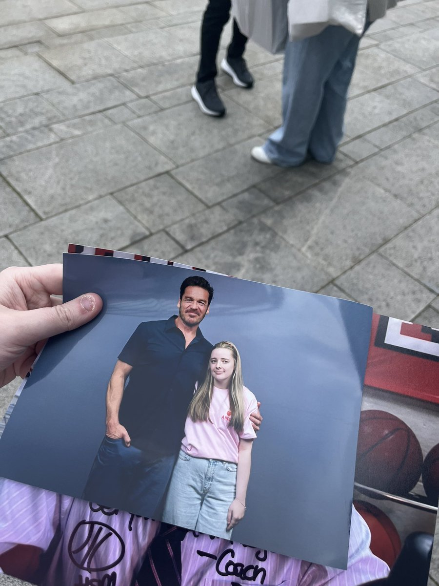 chloexlouisexo's tweet image. the fact I grew up with high school musical and I got to meet the one and only coach Bolton at comic con in Liverpool🫶🏼 younger me would be sobbing such a lovely man to talk to🫶🏼 #getyourheadinthegame #gowildcats #coachbolton