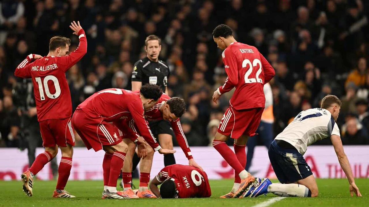 azattelevision's tweet image. Isak out, crisis deepens: Liverpool’s attacker sidelined with a groin injury just days before the Old Trafford showdown vs United. The depth test sharpens as Klopp weighs options and tactics 💥⚽️

#Football #Liverpool