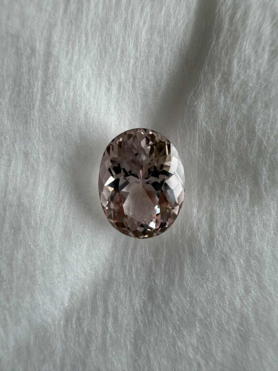 nnoiroiro's tweet photo. 今回の石ふしぎ最大の興奮はこのモルガナイトに出会った時かもしれない。キラキラてりてりの程よい色の濃さでとってもかわいい子です。 https://t.co/mSv71CetKL