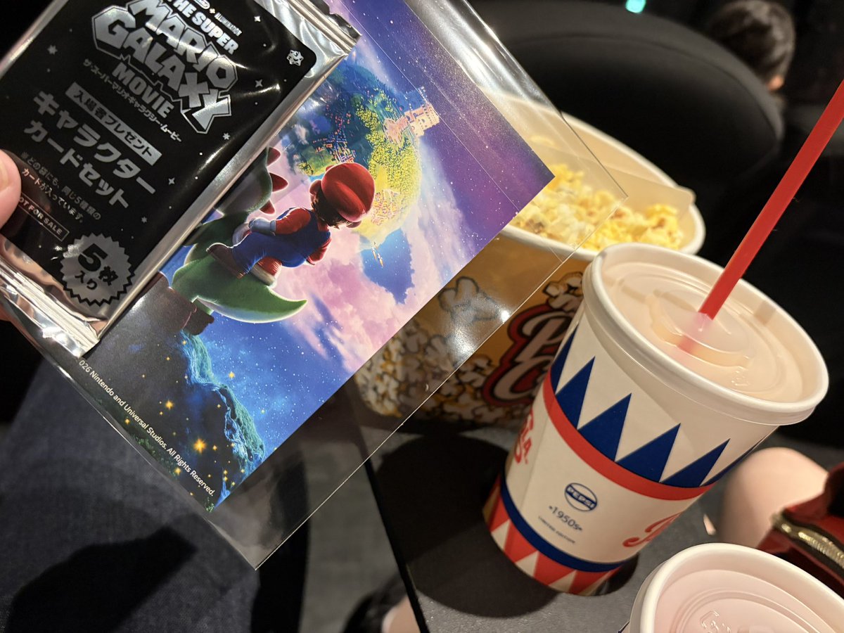 (画像内で)欲しいカードあったら言ってください。 なんかカードもらた！ でもQRコードはゲームしてないからいらん！