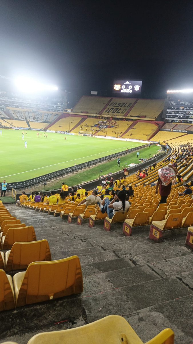 Muy poca asistencia para el partido entre #BarcelonaSC 🆚 #MantaFC en el estadio Monumental 🏟️ 
Así se ve el panorama en varias localidades mientras se desarrolla el partido.

#LaRTdelEcuador