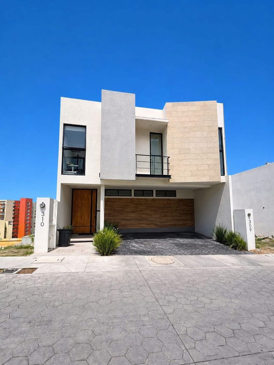 LAinMobiliaria9's tweet image. #VENTA #CASA #Moncayo #ZonaEsmeralda #EdoMex 

PRECIO $8,399,000.00 Mxn. 🤩

📐 Terreno: 150 m²
🏗️ Construcción: 310 m² 
3 Niveles + Roof Garden

Distribución:
- 3 Recámaras 🛌 con Vestidores 👗 y Baños Completos 🚿
- 2 Baños de Visitas 🚽
- Sala 🛋️ – Comedor 🍽️ con Balcón 🌅
-