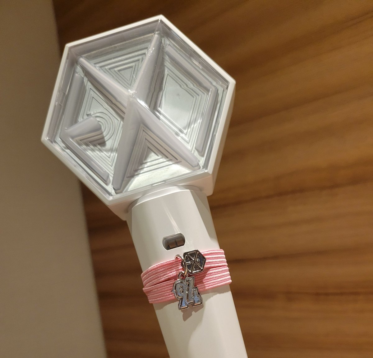 9486k2012's tweet photo. 朝起きたらセフンのペンラアクセサリー無くなってた……悲しすぎる😭 https://t.co/FQro96tX48