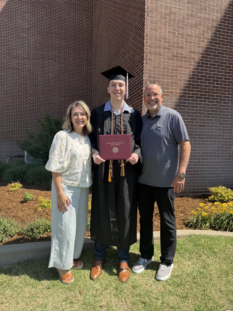 sweetd_33's tweet photo. It has been a good day celebrating Graham’s graduation from college.  He actually graduated in December in 3.5 years because he is a smarty like that, but today he walked with his classmates.  Really good family &amp; friends are ready to support him in the next stage! #TeamThomason https://t.co/bdWE6aiauw