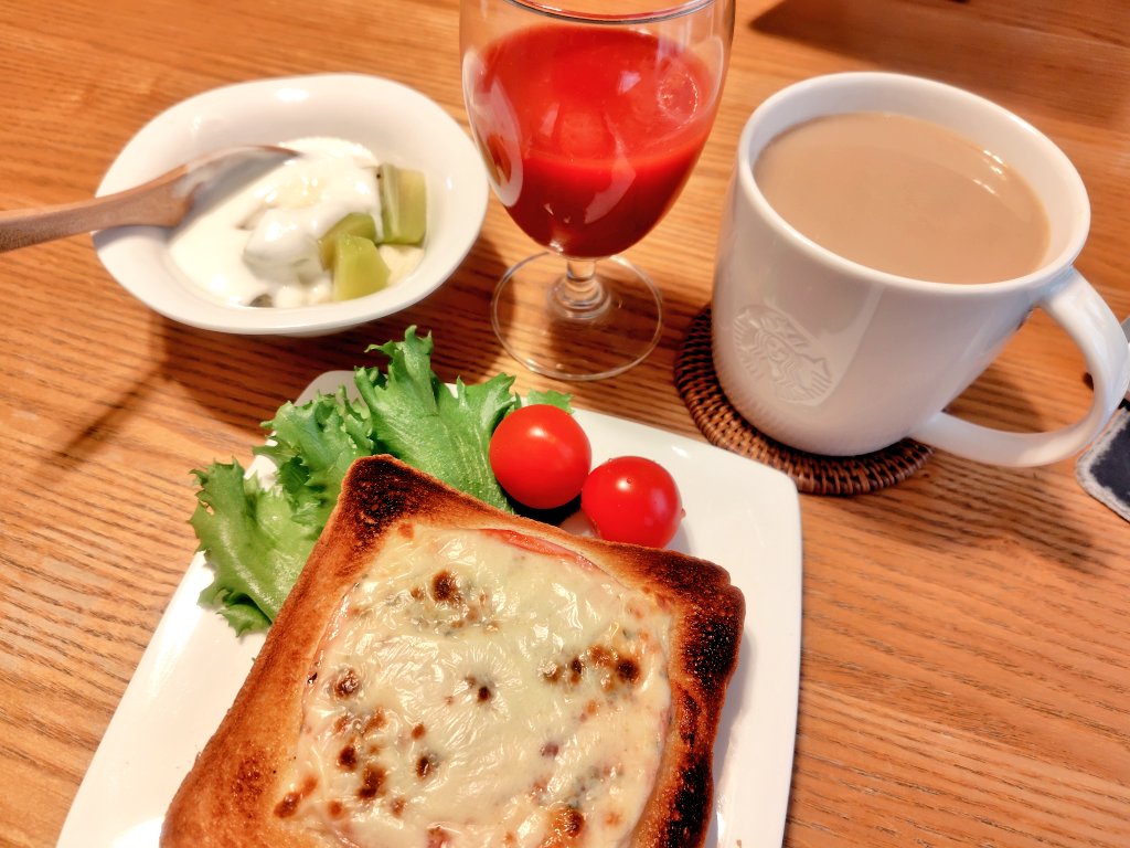 おはようございます😊
曇り空の朝
今日はゆっくり本を読む
よい一日を〜🥰