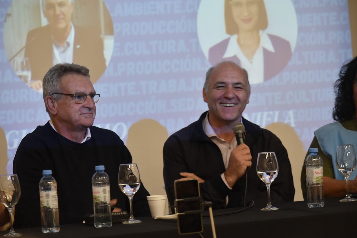 grcarmonac's tweet image. Compartimos con el compañero @RossiAgustinOk el lanzamiento del ciclo de debates Estrategias para la Reconstrucción de la Patria del @CuyoForo. 

Desde #Mendoza y la región cuyana vamos a contribuir a salir del desastre liberautoritario provocado por Milei y Cornejo.