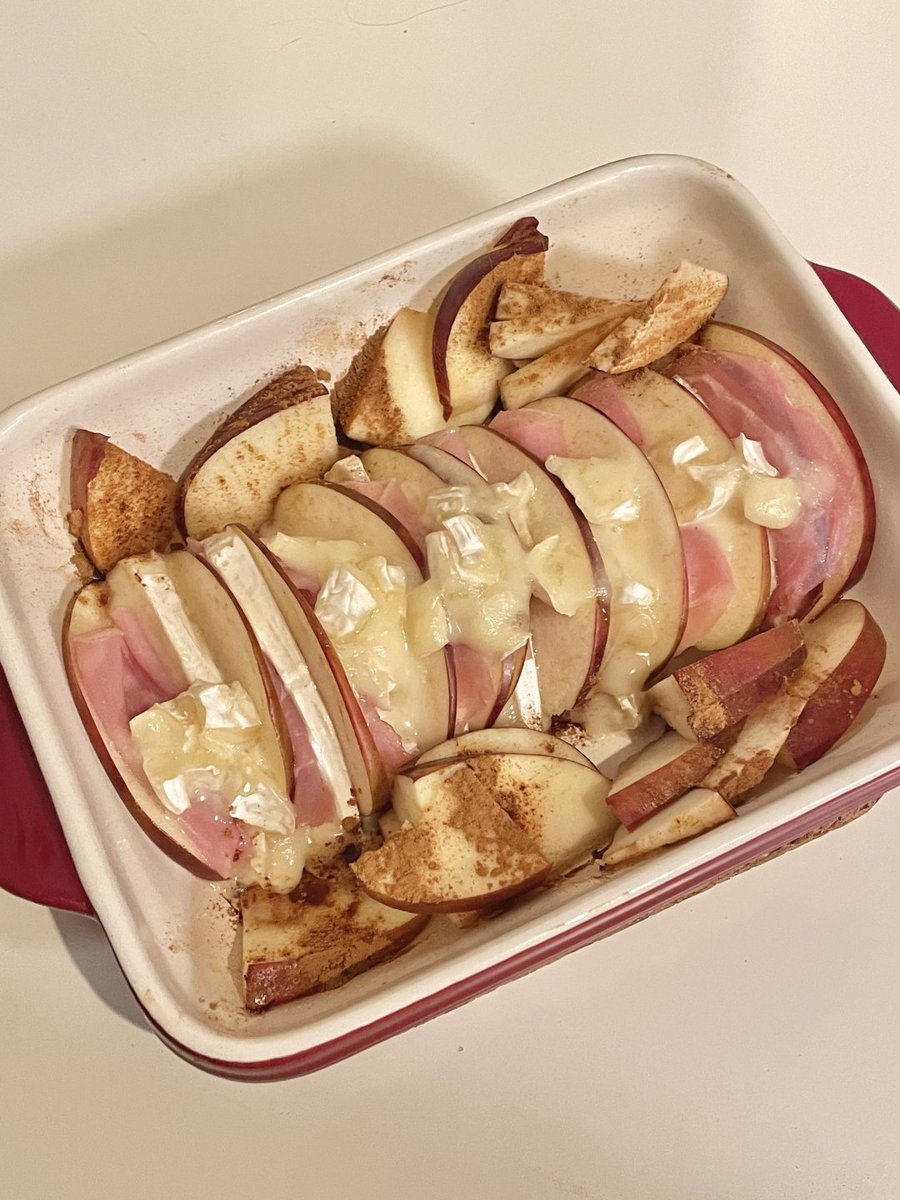 SueTalks99's tweet photo. Apple, ham, and brie cheese are the perfect combination! https://t.co/QXYhEk567j