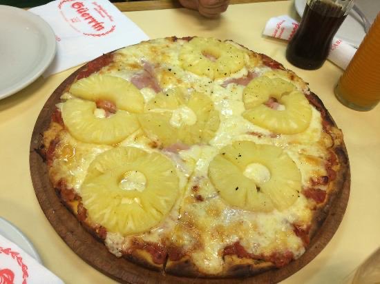 Pizza 🍕 con piña 🍍 está bien , pero piña natural 

piña enlatada, es basura 🗑️ 

Mejor nada

Todo lo enlatado es basura 🥫