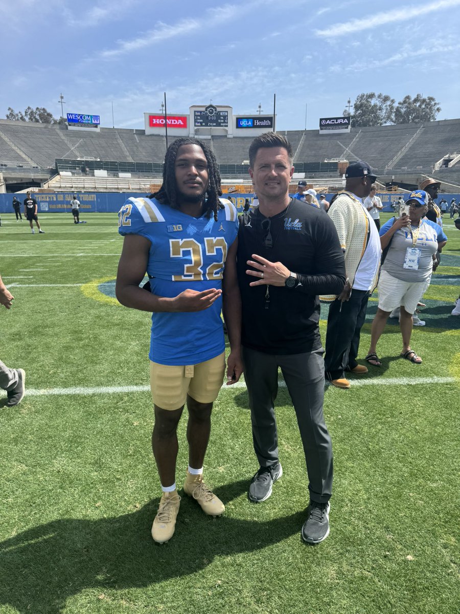 DerrickBarksda5's tweet photo. Westwood Famous! @UCLAFootball is Back!  #4sUP @barksdale_dj @CoachBobChesney https://t.co/r9LaiuXHWi