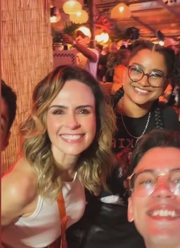 ELAS TÃO JUNTAS