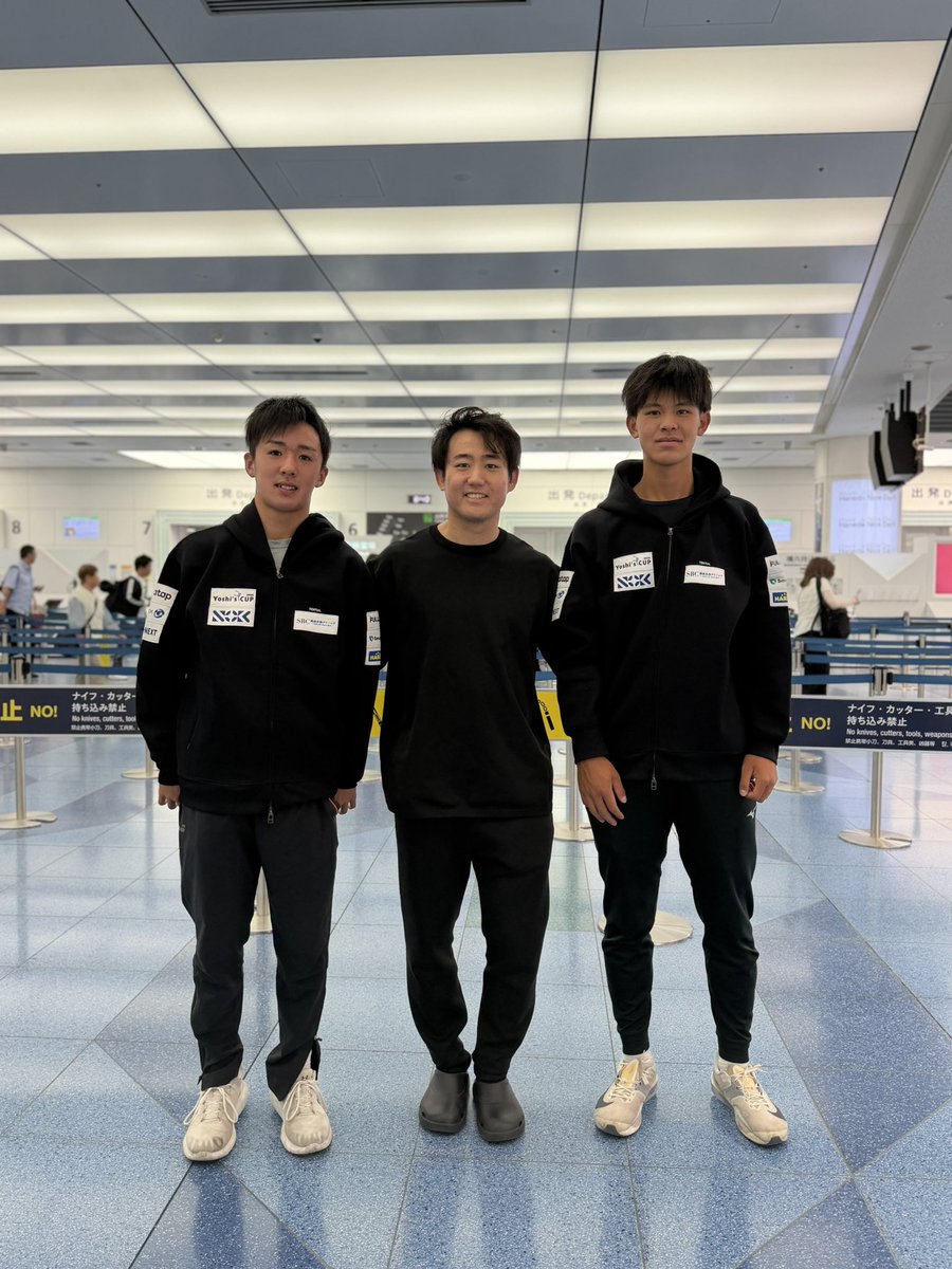 yoshihitotennis's tweet photo. @yoshiscup から@IMGAcademy へ2週間のトレーニングキャンプへ。
まずは無事現地に到着して欲しい！笑 https://t.co/1CVlnEnXvS