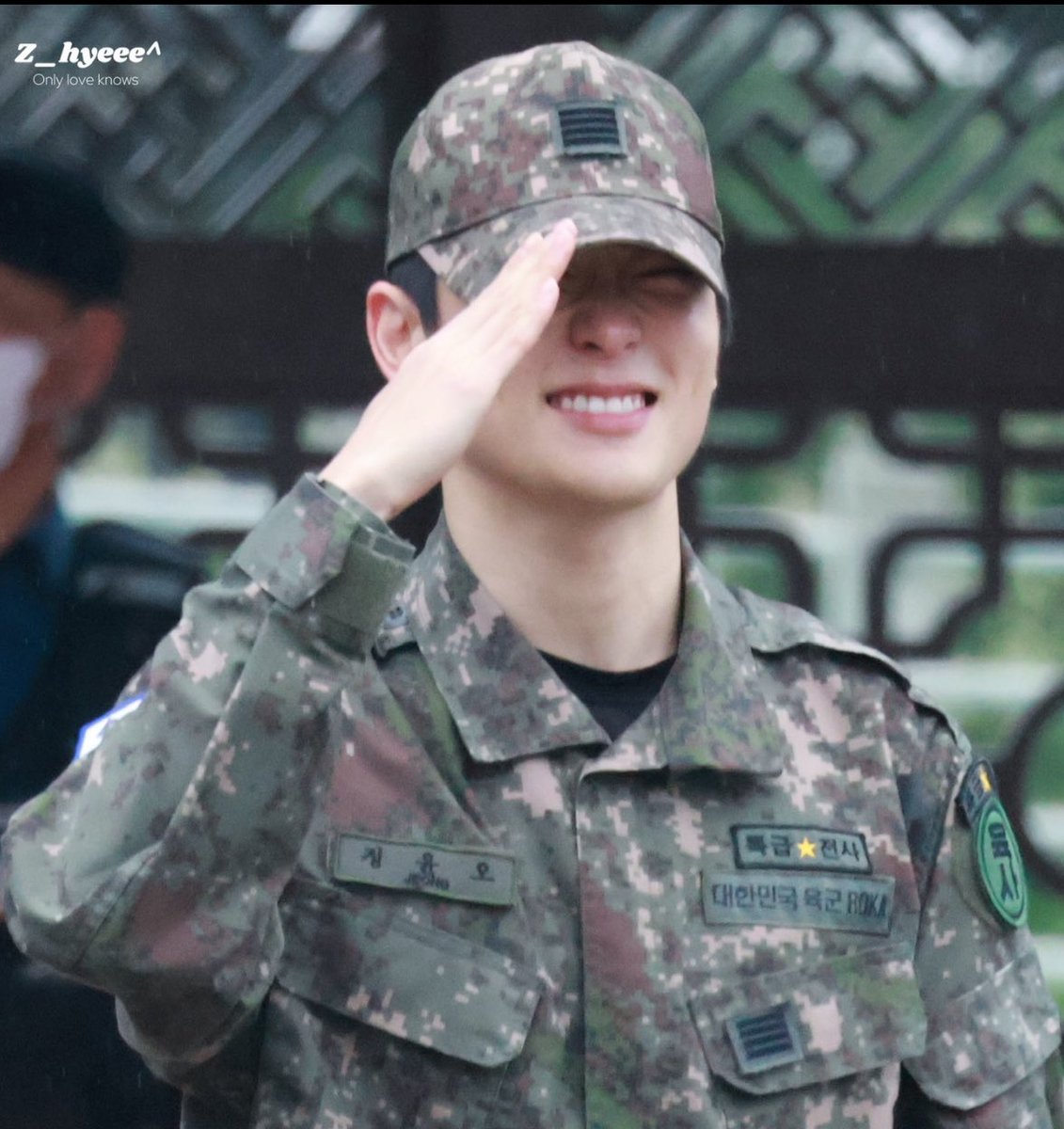 jeoxyuxo's tweet photo. 전역을 해도 고양이인건 변함이 없어 ㅠㅠ https://t.co/XIvMexvMdg