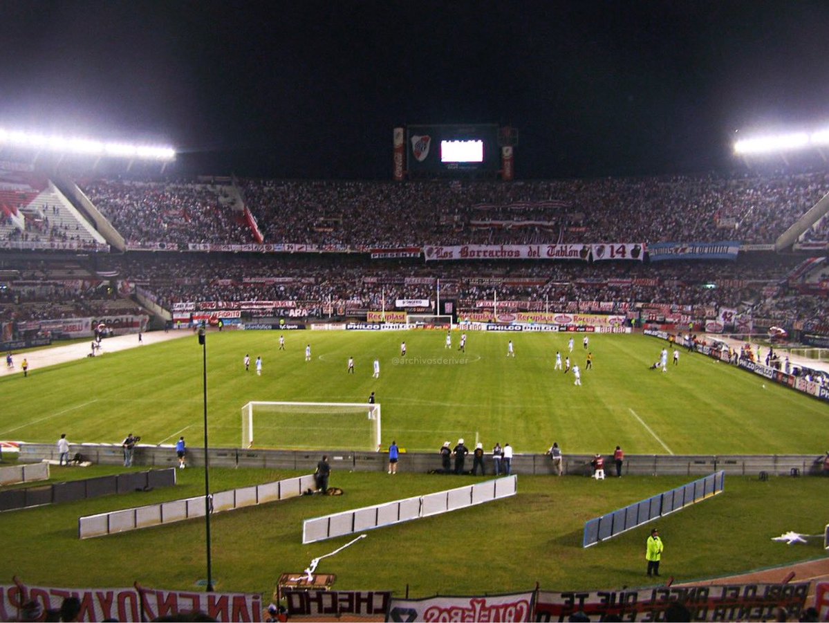 Año 2009. Imagen del Estadio Monumental, desde la tribuna Centenario, en el partido que River venció 3-1 a Atletico Tucumán.