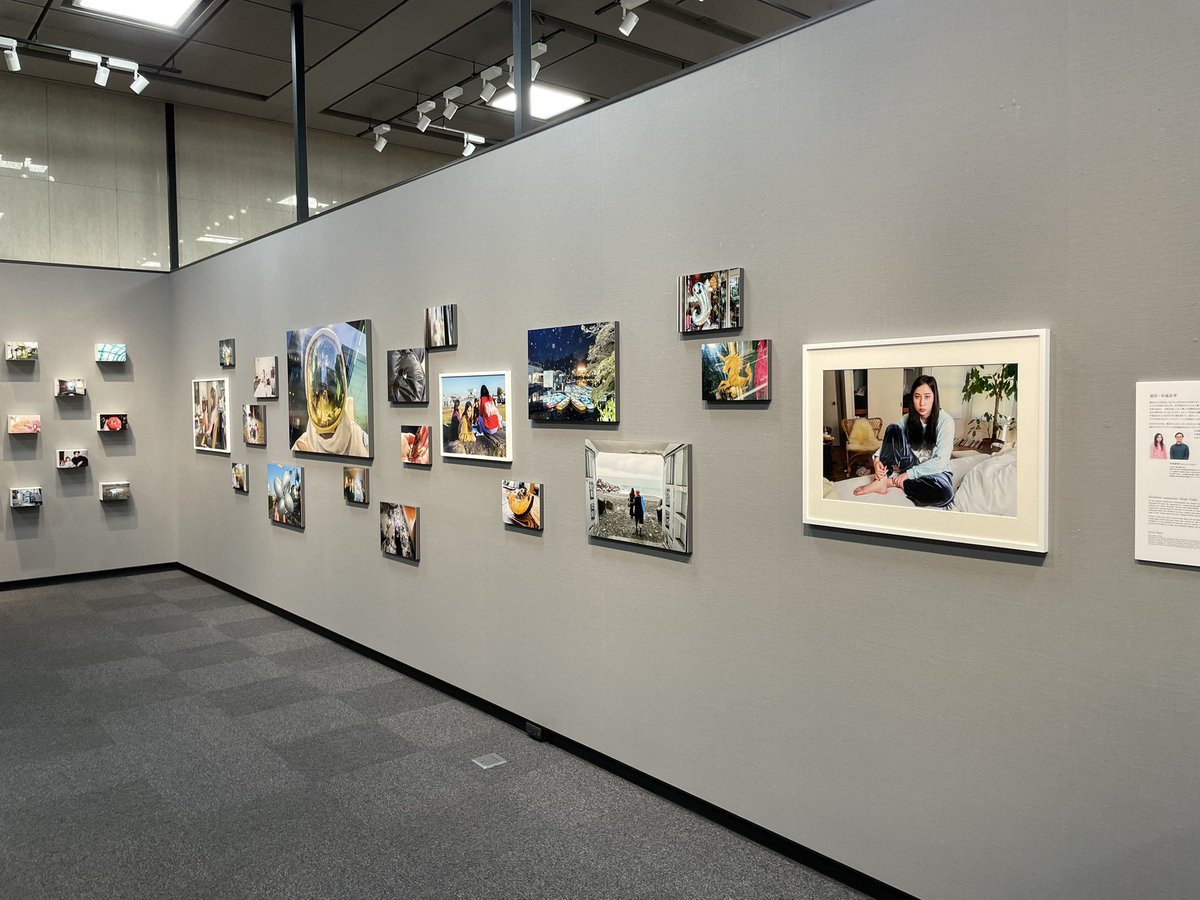 藤田エイミさんの写真展「合わない靴で来ちゃったみたい」に行きました。富士フイルムフォトサロン大阪。
自分自身を撮影したものと、身近な物や風景の写真が混じり合い、独特の質感と色彩の空間が生まれている。
ある作品の、数人の中にいて、ふと振り向いたときの表情が印象的でした。
５月７日まで