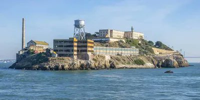 SirChuckles1962's tweet image. Today in History (1946) An attempted prison escape by six inmates at Alcatraz resulted in two days of violent fighting, which became known as the Battle of Alcatraz. #TodayinHistory