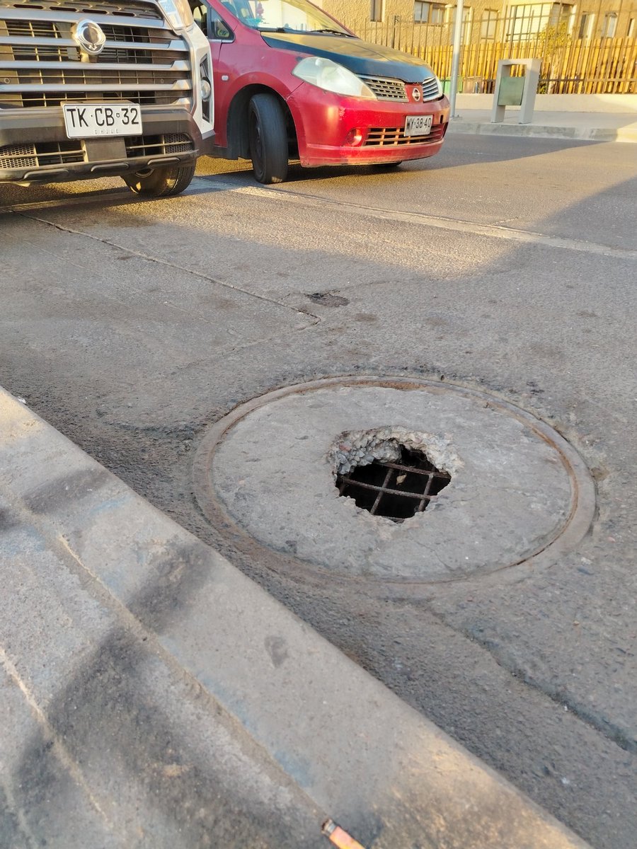 tdiaro's tweet photo. Sábado 2 de May, paseando por la avda del mar de #LaSerena, estacioné mi vehículo y al bajar me encontré con este hoyo. Menos mal no se metió allí la rueda o que haya pisado allí, sería otra la historia. Dejo esta fotos denuncia y para que lo solucionen. @danynobor @munilaserena https://t.co/OZWoBEA8lr