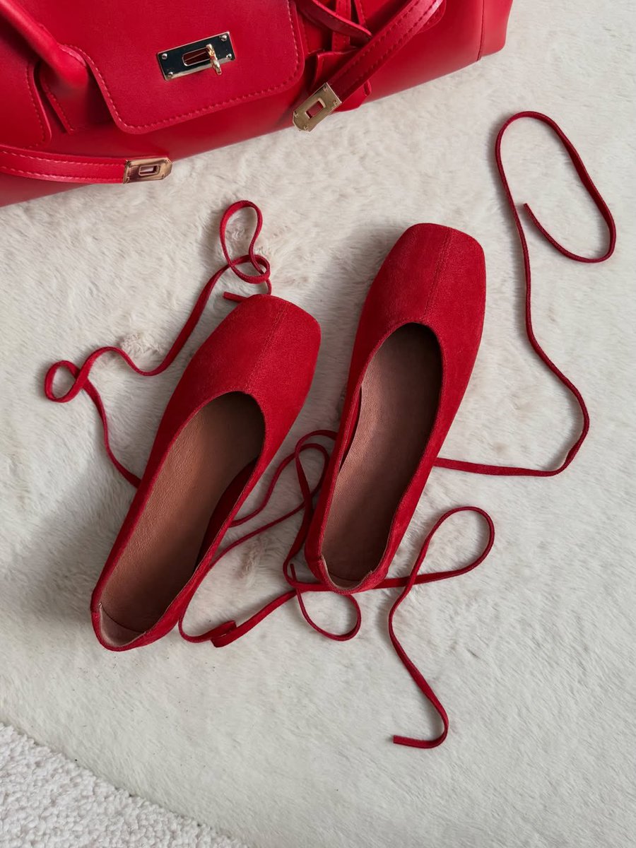 GA EXPECT… ternyata sepatu 100ribuan bisa secantik ini 😭❤️

Dipake sama outfit basic langsung keliatan lebih hidup dan stand out✨
Warnanya cakep, modelnya timeless, dan yang bikin kaget… harganya masih 100ribuan 😭🫶🏻