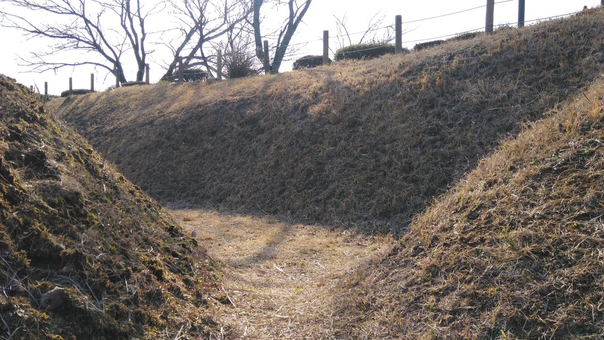MatudaYasunaga's tweet photo. 戦後、北條氏直は松田康長の嫡子·直長に対して、康長の奮闘を称え、名跡の継承を認める書状を残している。

また山中城は幾度かの調査と遺構保存の工事を繰り返し、現在は日本百名城に名を連ねると共に市��の憩いの場として親しまれる場所となっている。 https://t.co/eBGAcehdwW