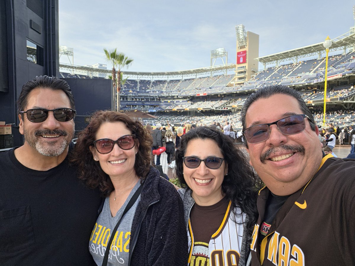 dagonz128's tweet photo. Let's go Padres!!  #FORTHEFAITHFUL https://t.co/W6A0MAoEZV