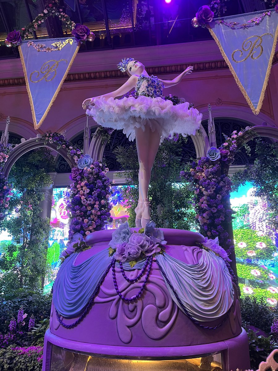 WHITEHEAD305's tweet image. In the Bellagio… beautiful!! 🤩🕊️💐#LasVegas #Vegas #Strip