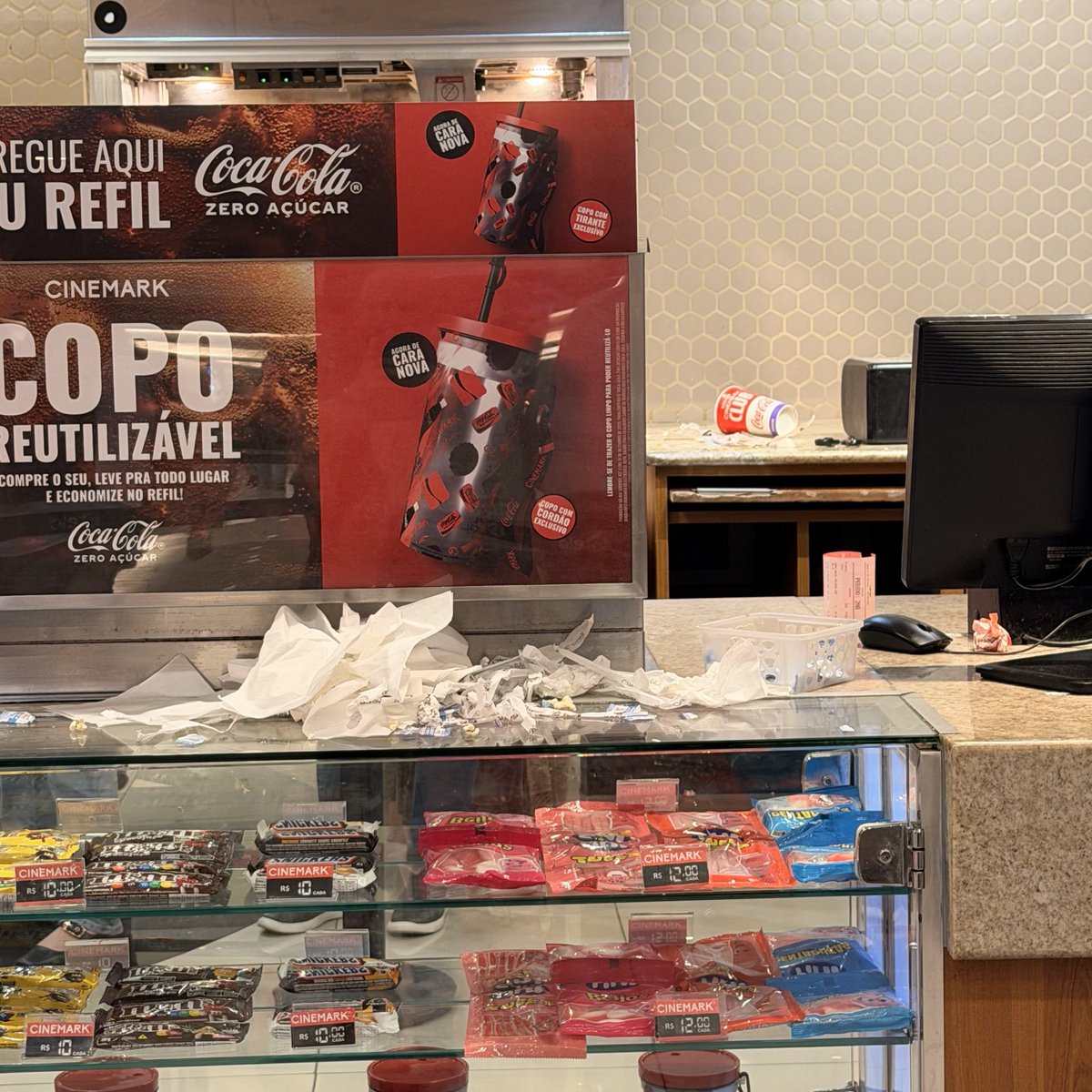 ragrottoli's tweet photo. @cinemarkoficial brincadeira a falta de higiene aqui na loja do Shopping Iguatemi Campinas. Negócio pelo jeito ta o dia inteiro sem ninguém jogar lixo fora, varrer o chão ou ajeitar o balcão. Cobrando o que cobram pela pipoca deveria dar pra pagar alguém pra isso não? https://t.co/77sjBFejVN