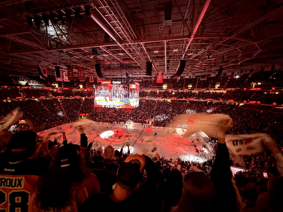 Lust4LifeBam's tweet image. Go Canes! #carolinaHurricanes #sports #iceHockey #sweetIce
